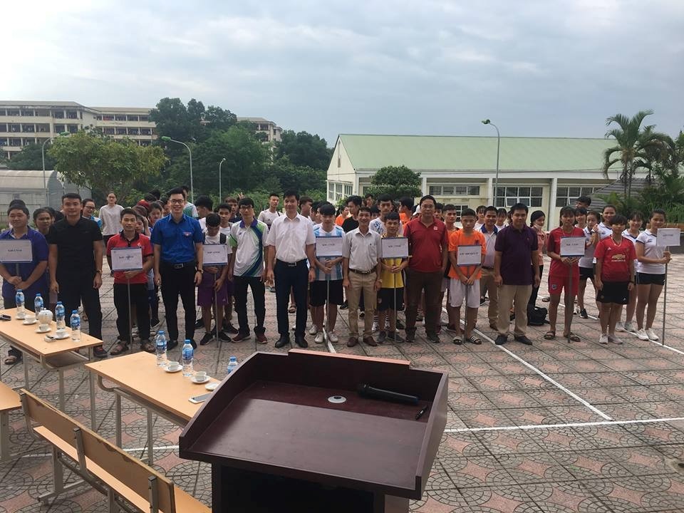 Ban tổ chức chụp ảnh lưu niệm cùng các đội tham gia giải