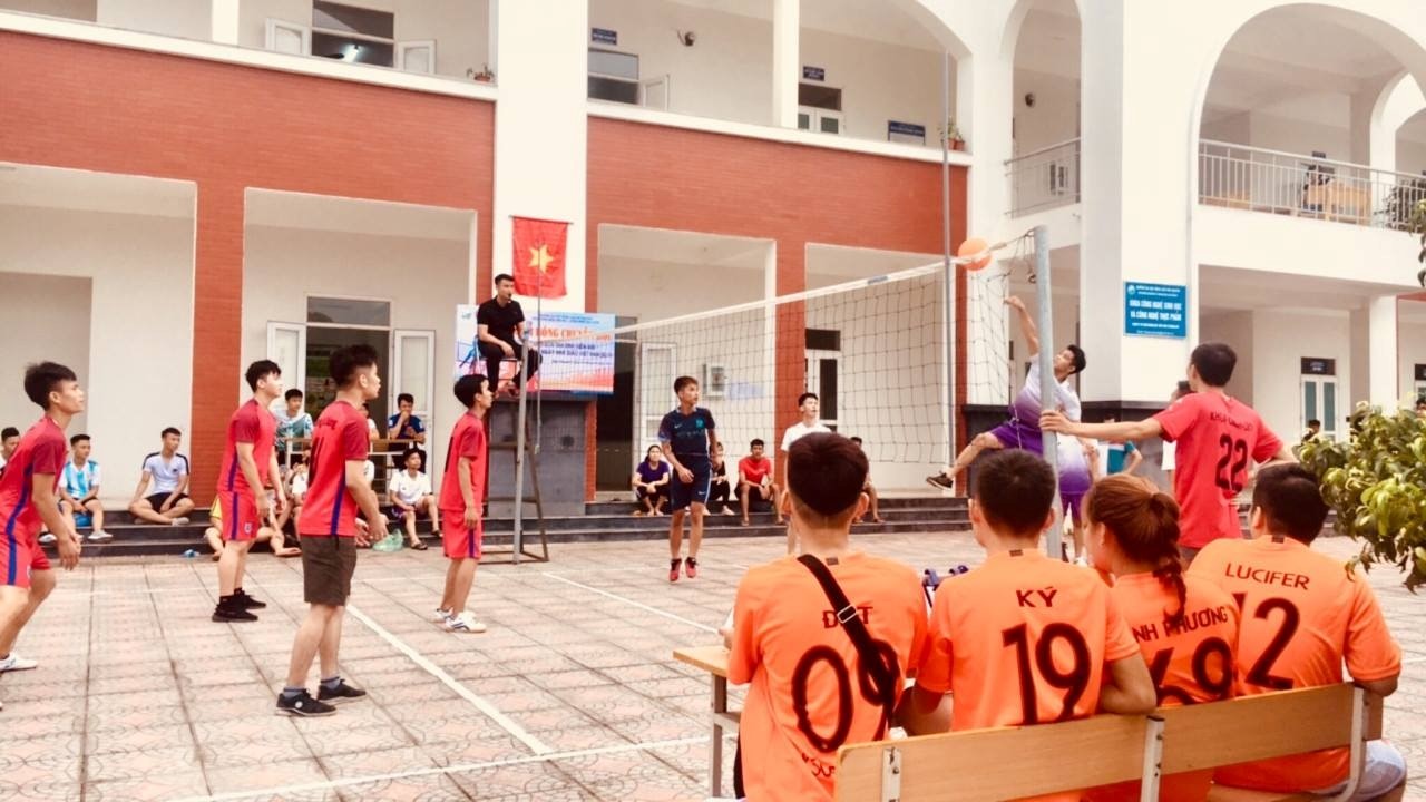 Trận đấu mở màn giải đấu giữa lớp 48 CNTP – 49 CNSH
