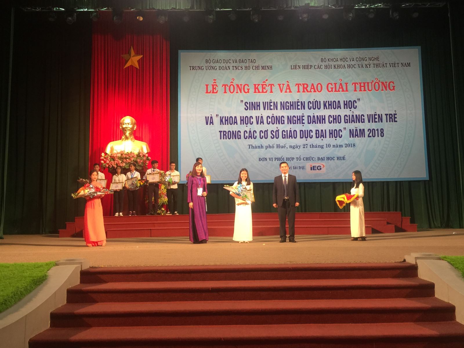 Sinh viên Nguyễn Ngọc Anh tại lễ trao giải thưởng