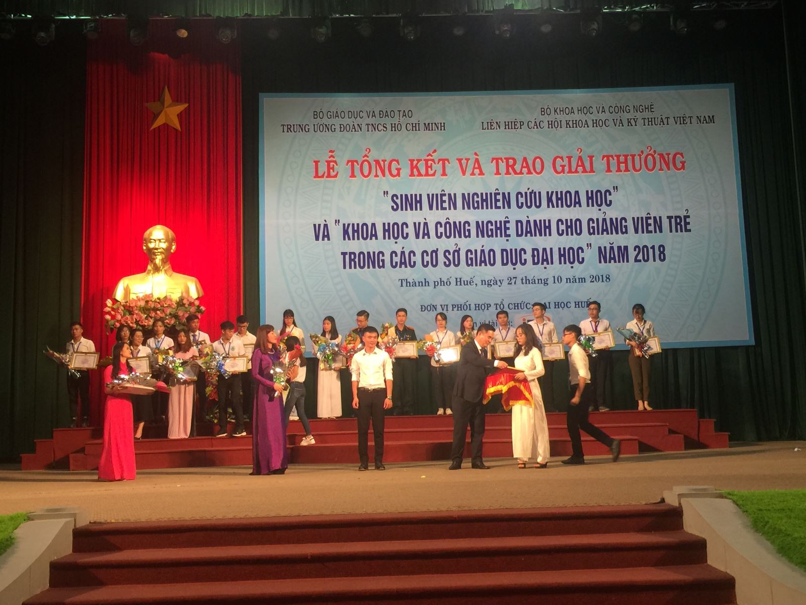 Sinh viên Nguyễn Sĩ Hoàng Anh tại lễ trao giảo thưởng