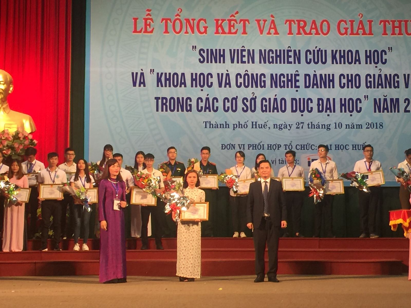 Sinh viên Nguyễn Hoài Linh tại lễ trao giải thưởng