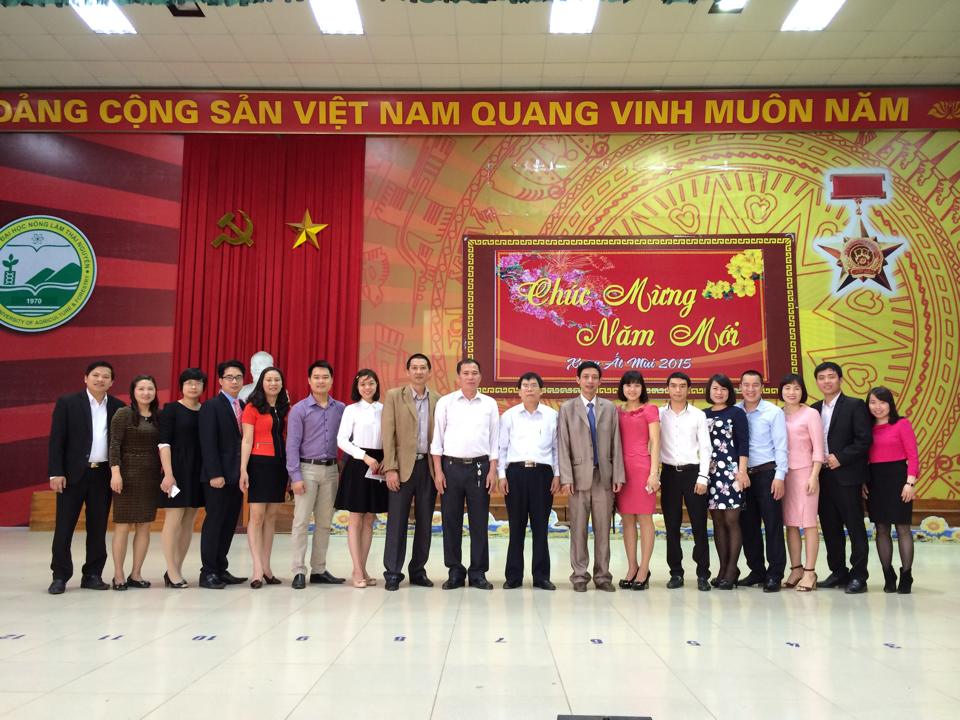 Tập thể cán bộ giảng viên khoa KT&PTNT chụp hình lưu niệm chào đón năm mới 2015