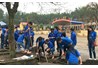 Sinh viên Trường Đại học Nông Lâm Thái Nguyên phối hợp với Đoàn Thanh niên thị trấn Giang Tiên (Phú Lương) ra quân làm vệ sinh môi trường