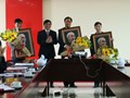 Trao Huy hiệu 30 năm tuổi Đảng cho các đảng viên