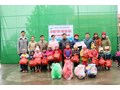 Tặng quà cho học sinh nghèo vùng cao