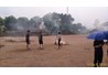 Đoàn viên Liên chi đoàn Khoa Nông học tham gia vệ sinh cảnh quan Quảng trường Thanh niên 